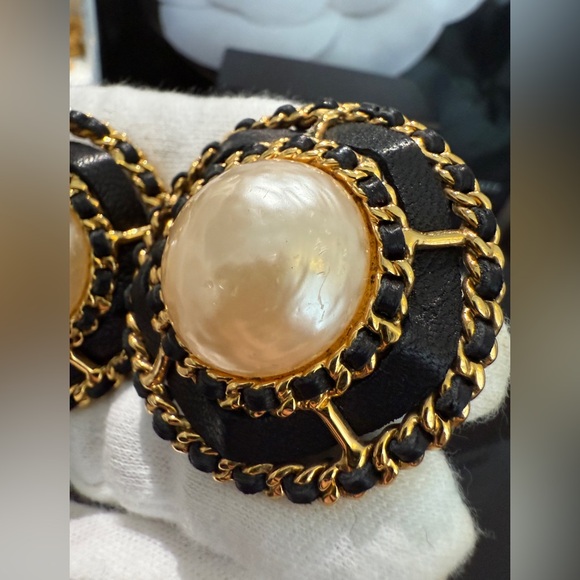 24K gold plated CHANEL vintage pearl Lambskin large clip on earrings - Picture 13 of 16